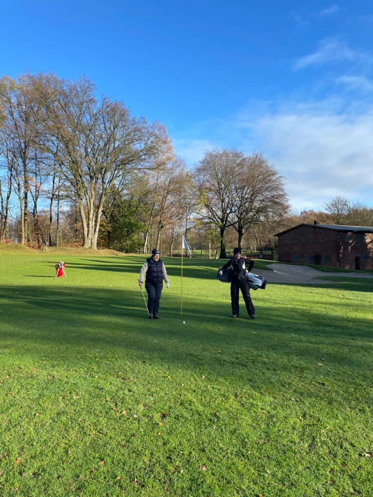 Frische Luft geniessen und im Schwung bleiben – der nächste Sommer kommt bestimmt. Die Hoisdorfer Winterrunde heißt alle wetterfesten Golfer willkommen, ob Anfänger, Single-Handicapper oder Gastspieler. Ab Sonntag, den 17.11. startet wieder die Hoisdorfer Winterrunde.